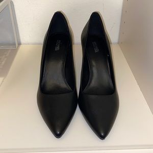 Never worn Michael Kors Pumps